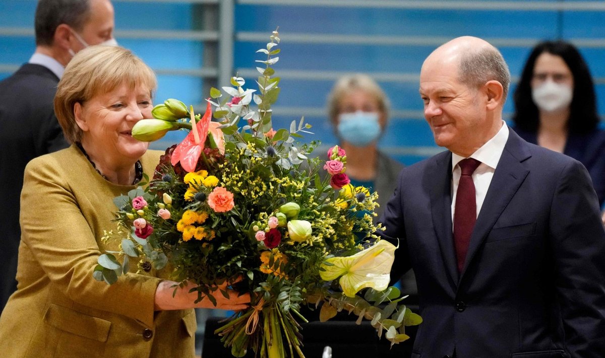Naujuoju Vokietijos kancleriu tapsiantis Olafas Scholzas įteikė gėlių dabartinei kanclerei Angelai Merkel.