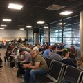 Dešimtys keleivių jaučiasi tampomi tarp Vilniaus ir Kauno oro uostų: su vaikais įkalinti nuo 6 val. ryto
