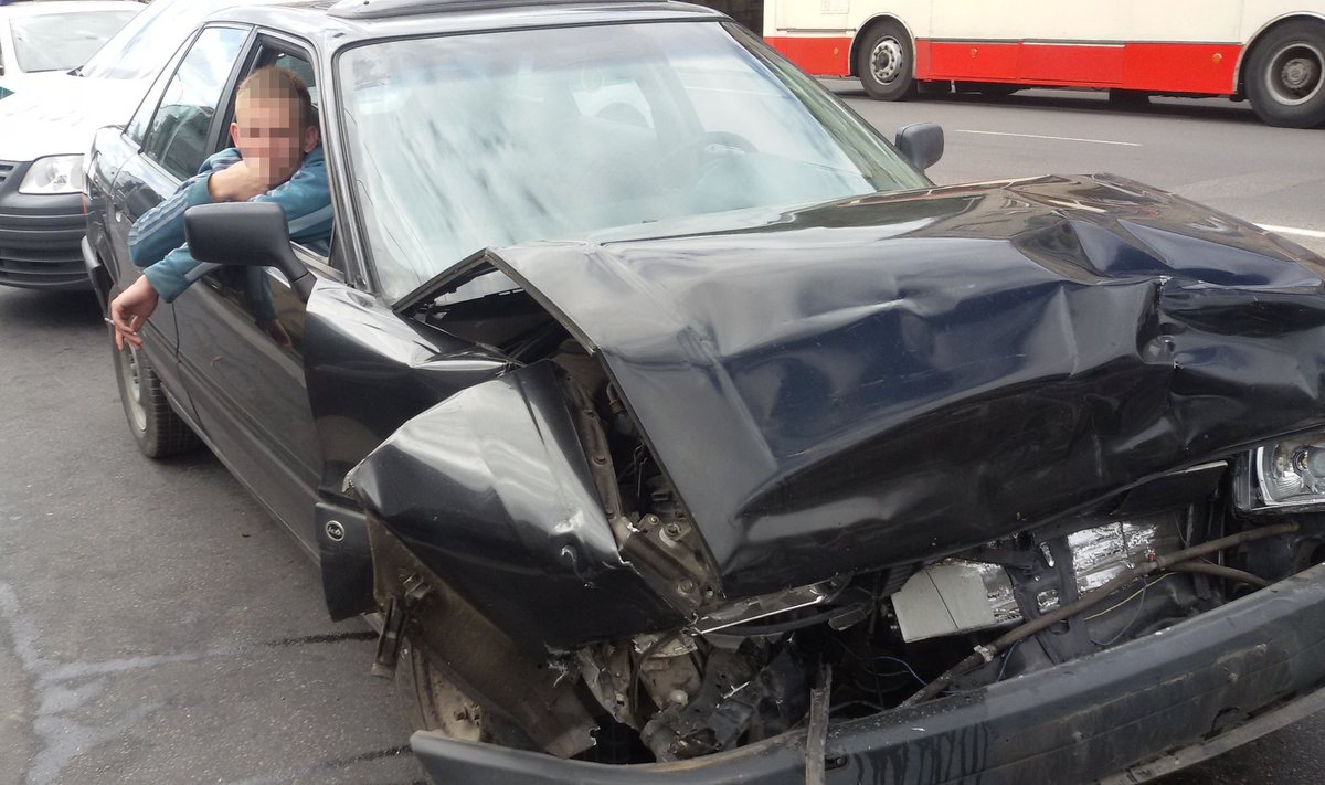 Vilniuje girtas paauglys trenkėsi į policijos automobilį 