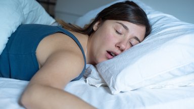 Persimiegojimas kenkia ne mažiau nei miego trūkumas: tyrimai parodė, kas gresia miegantiems per ilgai