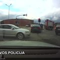Nufilmuota: Šiauliuose policininkę partrenkęs „Opel“ vairuotojas nė nebandė stabdyti