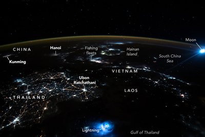 Žaibo išlydis, Mėnulis ir pietryčių Azijos šviesos.NASA nuotr.