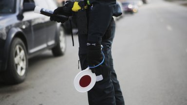 Latviai iš girtų vairuotojų konfiskuotus automobilius perduos Ukrainai