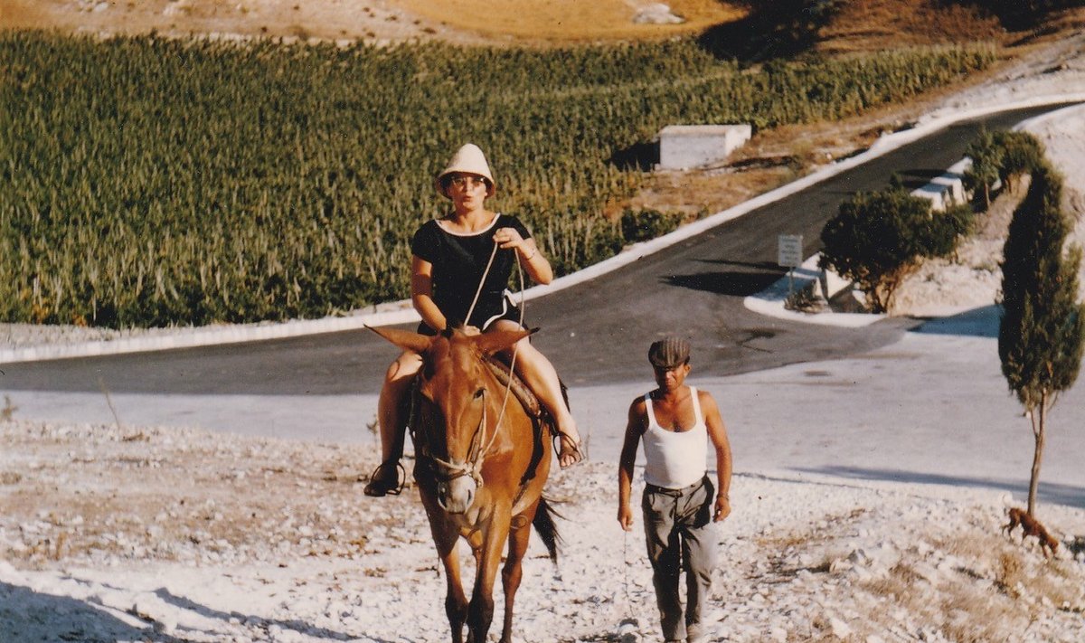 Marija Gimbutienė joja ant mulo Segestoje, Sicilijoje, 1962 m.