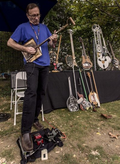 Muzikanto Keno Bulterio gitaros - įspūdingos, nors surankiotos iš dalių, rastų konteineriuose