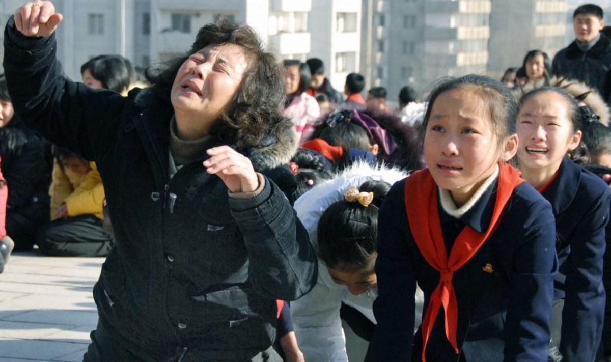 Šiaurės korėjiečiai gedi Kim Jong Ilo (Kim Čen Iro)