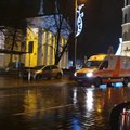 Vilniaus Katedros aikštėje girtas „CityBee“ automobilio vairuotojas taikėsi į autobusų stotelę