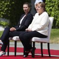У Меркель повторяются приступы дрожи: слушала гимн сидя