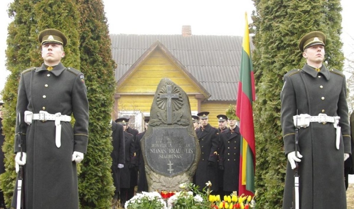 Utenos rajono Papiškių kaime prie namo, kuriame prieš 45 metus žuvo paskutinis Lietuvos partizanas Antanas Kraujelis, pastatytas paminklinis akmuo