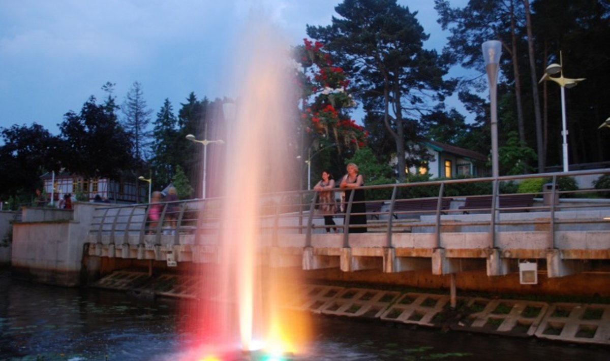 Plaukiojantys spalvoti fontanai Rąžės upėje