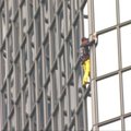 Žmogus voras plikimo dieną pažymėjo kopdamas į Paryžiaus dangoraižį