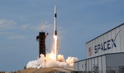 NASA astronautus Douglasą Hurley ir Robertą Behnkeną pakelia „SpaceX Falcon 9“ raketa ir „Crew Dragon“ erdvėlaivis