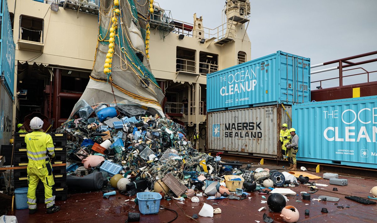 Iš vandenyno traukiamos plastikos šiukšlės 