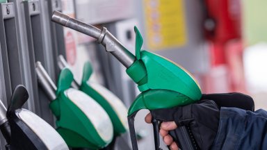 Lietuvoje pabrangus benzinui, Lenkijoje jis kainuoja centu pigiau