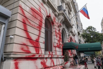 Rusijos konsulatas Niujorke nupurkštas raudonais dažais