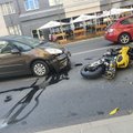 Vilniuje susidūrė du automobiliai ir motociklas, pranešama apie sužalotą vairuotoją