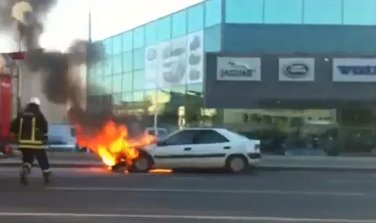 Vilniuje degė automobilis