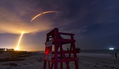 2020 m. Rugpjūčio 7 d. Anksti penktadienį, „Kennedy“ kosminiame centre pakyla „SpaceX Falcon 9“