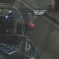 Londono policija išplatino vaizdo įrašus, kuriuose užfiksuotas princo Charleso automobilio užpuolimas