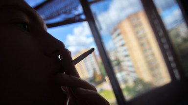 Lithuanian parliament bans smoking in balconies