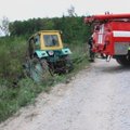 Utenos r. ugniagesiams teko iš po traktoriaus ištraukti mirtinai sužalotą žmogų