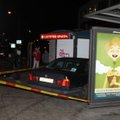 Vilniuje BMW įlėkė į viešojo transporto stotelę ir rėžėsi į kioską, sužaloti trys žmonės