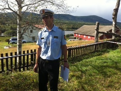 Policijos kaltintojas Pålas Fredrikas Hjortas Kraby A.B. Breiviko fermos fone, S.Meldaleno nuotr.