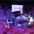 Tragiška avarija prie Lentvario: automobilis keliskart vertėsi ir sustojo prie užrašo „Hell“, vairuotoja žuvo