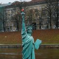 Neryje iškilusi „Laisvės statula“ praneša apie naują tarptautinių siuntų paslaugą