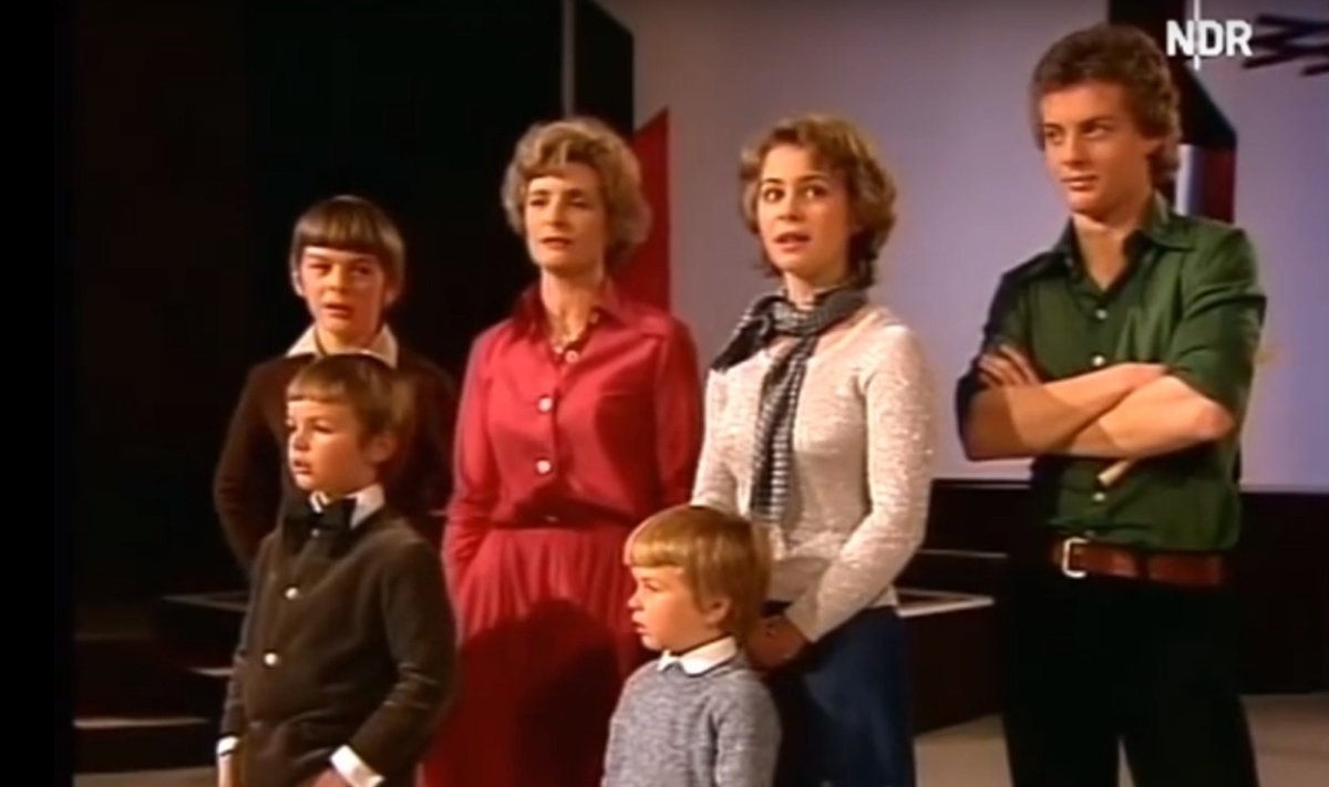 Ursula von der Leyen jaunystėje su mama ir broliais