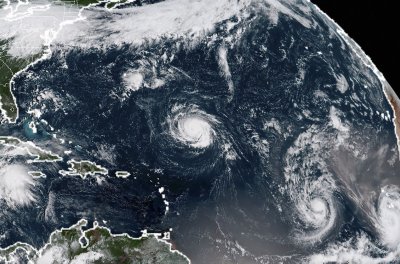 Virš Atlanto vandenyno šėlsta trys uraganai ir tropinė audra