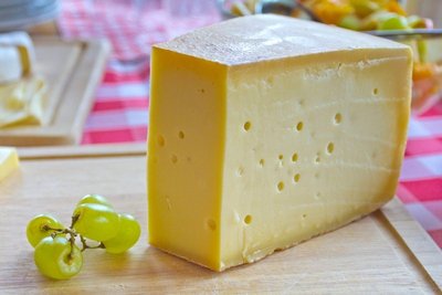 Alpių sūris ant pusryčių stalo