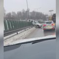В Вильнюсе зафиксированы ДТП: Jeep повис на заграждениях, а Opel съехал с дороги