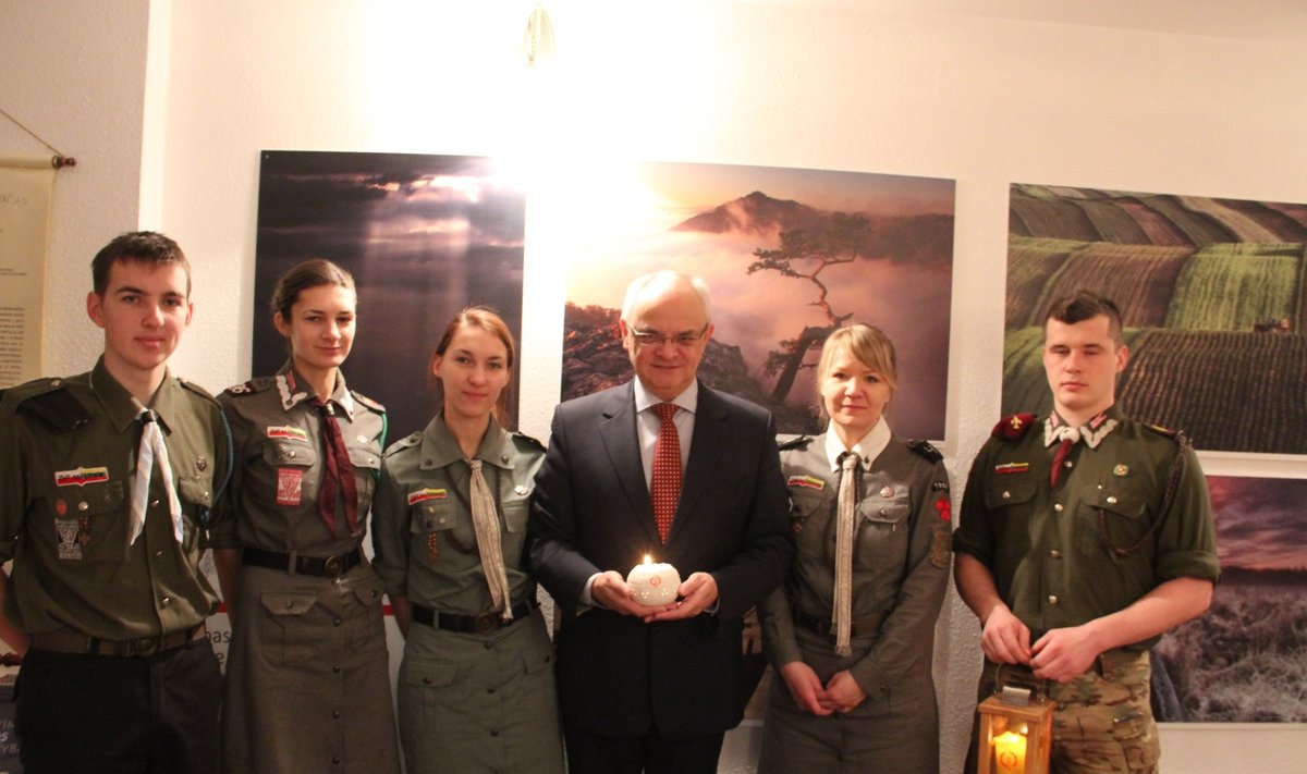 Ambasador Czubiński przyjął z rąk harcerzy Betlejemskie Światło Pokoju