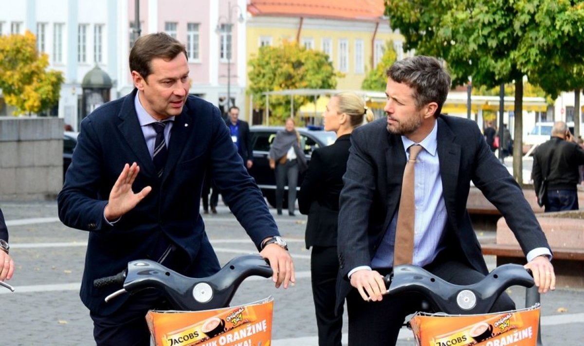 Danijos sosto įpėdinis princas Frederikas dviračiu apžiūrėjo Vilniaus senamiestį