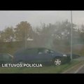 Paviešinti agresyvaus „kelių erelio“ gaudynių vaizdai Vilniuje: rėžėsi ir į „Audi A6“, ir į apšvietimo stulpą