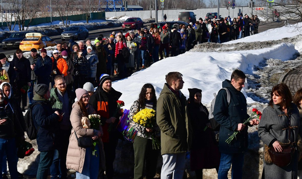Prie Navalno kapo – eilės žmonių