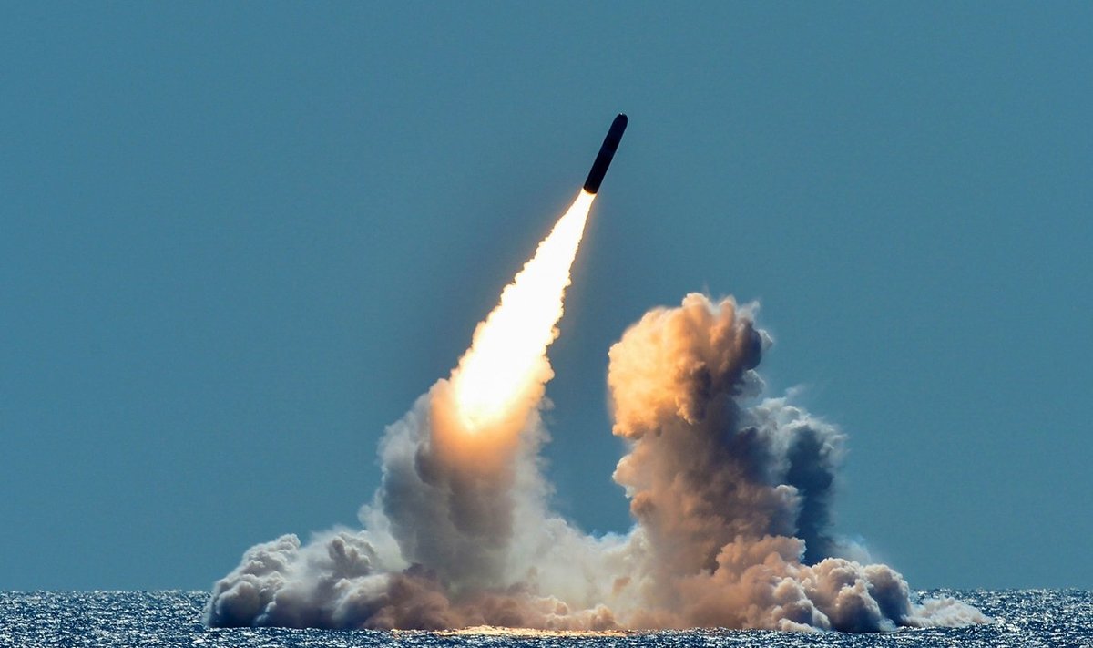 JAV atominis povandeninis laivas leidžia tarpžemyninę balistinę raketą „Trident II“