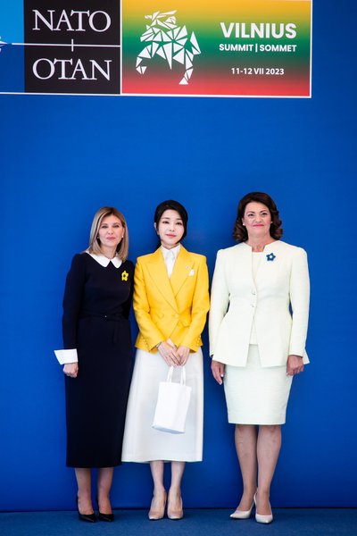 Ukrainos pirmoji ponia Olena Zelenska, Pietų Korėjos Pirmoji ponia Kim Keon Hee, Pirmoji ponia Diana Nausėdienė