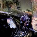 Pagrobtą automobilį rado sudaužytą prie medžio