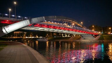 Vilnius siunčia palaikymą baltarusiams: vėliavos spalvomis apšvietė keturis tiltus