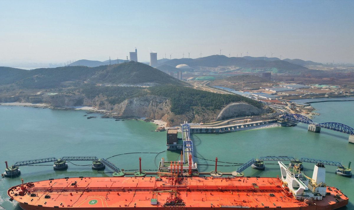Žaliavinės naftos tanklaivis Jantajaus uoste, Šandongo provincija, Kinija