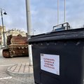 Vilniaus savivaldybė prie tanko pastatė atliekų konteinerį gvazdikams