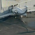 Kalifornijoje lėktuvas įsirėžė į angarą
