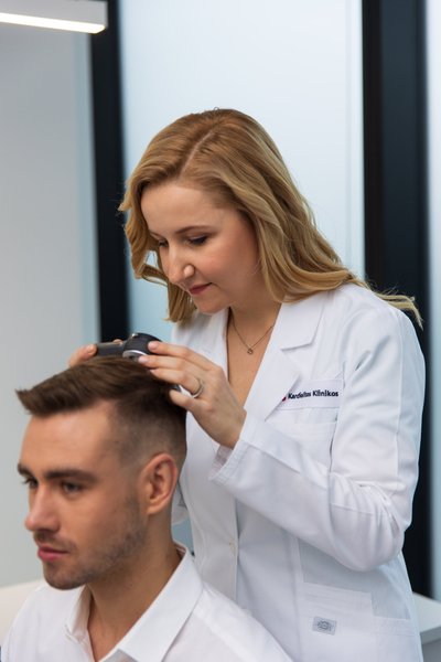 Dermatovenerologė Aistė Audickaitė atkreipia dėmesį, kad plaukų transplantacijos atliekamos tiems pacientams, kurie turi savų plaukų.