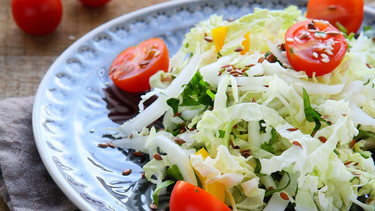 Lieknėjantiems: pomidorų ir paprikų salotos su tofu sūriu