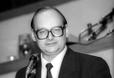 1992.12.25  Laikinai einantis Seimo pirmininko pareigas Česlovas Juršėnas