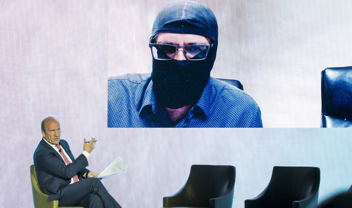 Grigorijus Rodčenkovas duoda interviu dėvėdamas kaukę