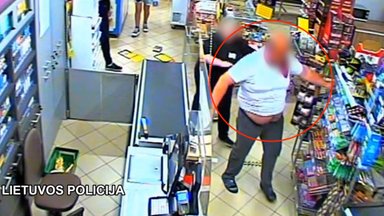 Видеокамеры зафиксировали нетрезвого мужчину, который разорял магазин
