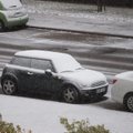 Iškritęs pirmasis sniegas išdavė, kokias tris taisykles pamiršo vairuotojai